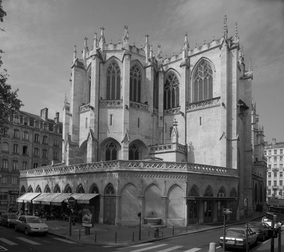 Place, vue générale du côté ouest.