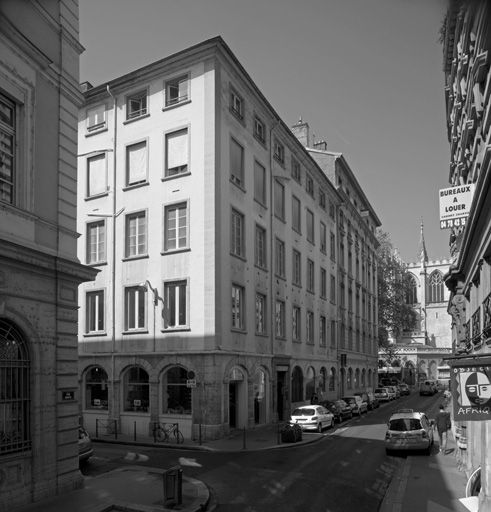 Vue générale à l'angle de la rue de la Gerbe (à gauche) et de la rue Gentil.