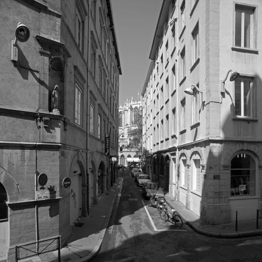 Vue générale de la façade sur la rue des Forces.