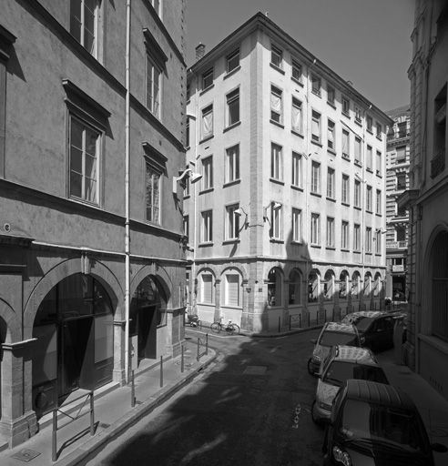 Vue générale de la façade sur la rue de la Gerbe.