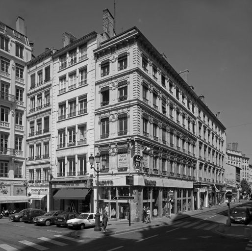 Vue générale des façades sur rue.
