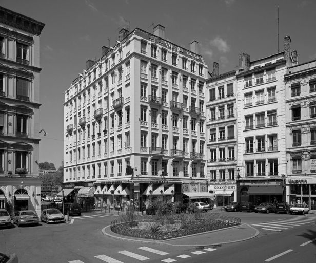 Vue générale des façades sur la rue des Bouquetiers et sur la place Saint-Nizier.