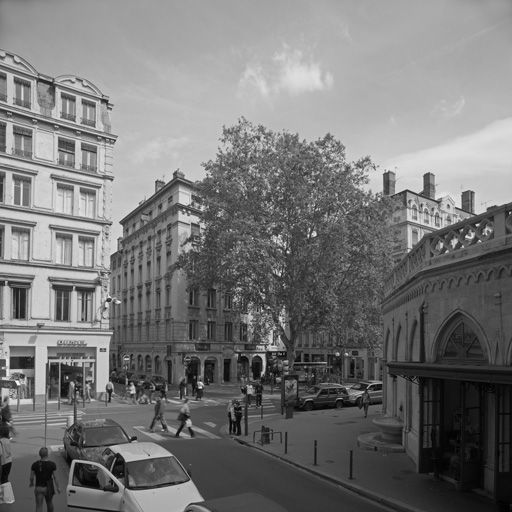 Place, vue générale vers l'angle sud-est.