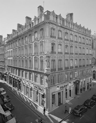 Vue générale à l'angle des rues du Président-Edouard-Herriot (à droite) et de la Poulaillerie.