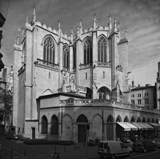 Chevet, sacristies et boutiques, vue générale côté sud.