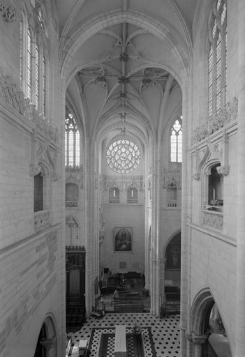 Vue générale du transept vers le sud.