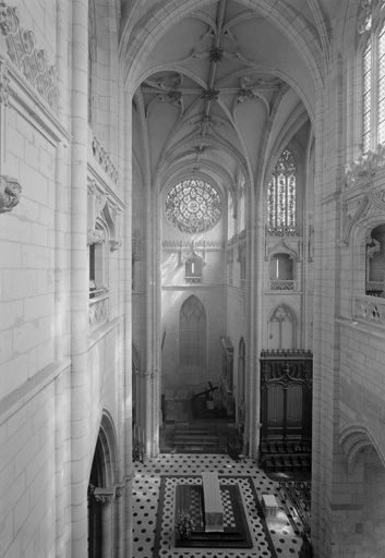 Vue générale du transept vers le nord.