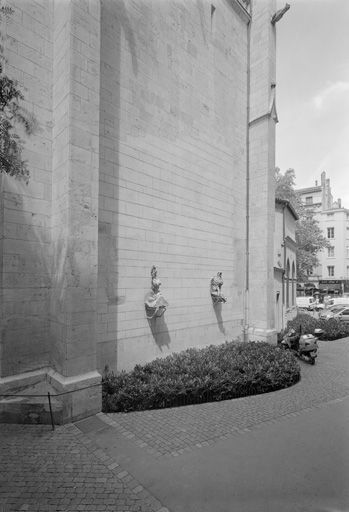 Traces du bâtiment de l'ancienne salle sur le bras sud du transept.