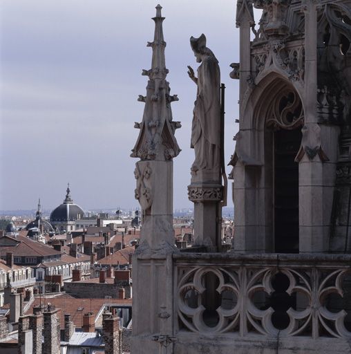 Tour sud, terrasse à la base de la flèche, détail de l'angle nord-est.