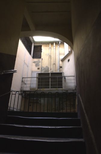 2e escalier, vue prise du 2e étage vers la 2e cour.