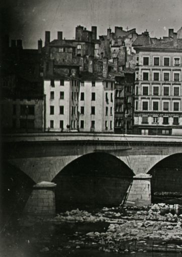Démolition du Pont du Change [vue de l'ancien immeuble sur l'ancienne place de la Pêcherie], détail d'une photogr., ca 1846-1847.