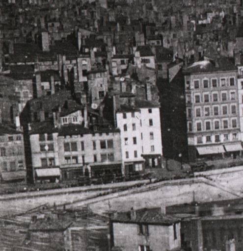 Démolition du Pont de Pierre [façades des anciens immeubles sur le quai], détail d'une photogr., ca 1848.