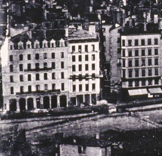 Vue de l'immeuble en voie d'achèvement, détail d'une photogr., 1857-1858.