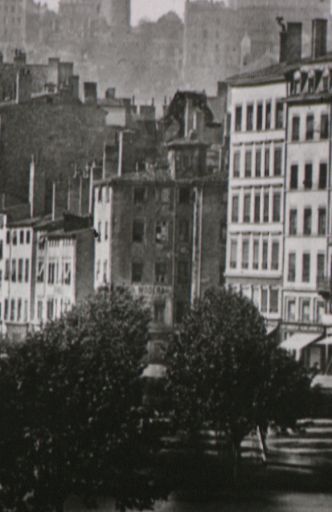 Quai Saint-Antoine et quai de la Pêcherie lors de l'inondation de 1856 [vue de l'ancien immeuble], détail d'une photogr., par Louis Froissart, 19 mai 1856.