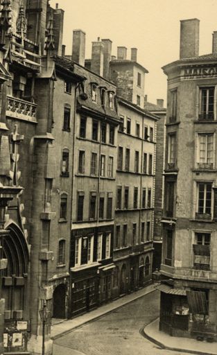 Place Saint-Nizier, angle sud-est [façade de l'immeuble], détail d'une photogr. par Louis Froissart, 1856.