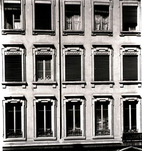 8, Rue Saint-Côme [actuellement Chavanne]. Façade, photogr. par Jules Sylvestre, ca 1900.