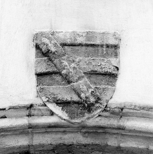 Cour d'entrée I, bâtiment 1, détail des armoiries des Rivoire au-dessus d'une porte.