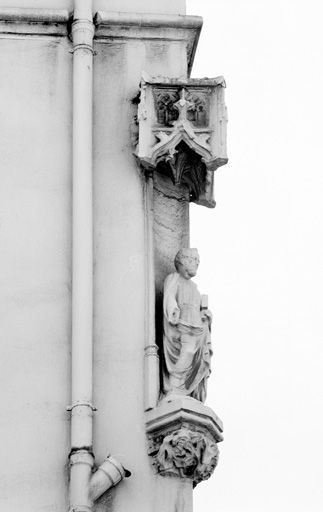 Façades sur rue, détail de la niche d'angle.