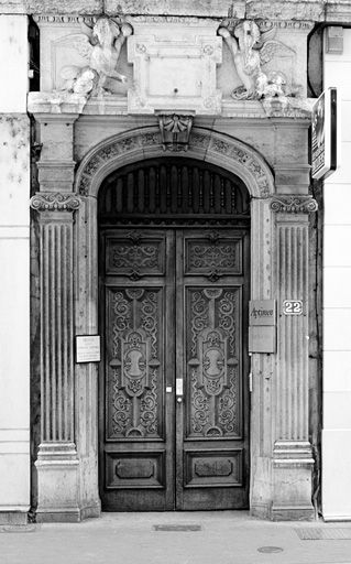 Façade rue Constantine, porte.