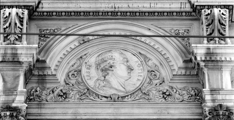 Façade sur la rue Constantine, travée 7 (en comptant depuis la gauche), portrait de l'abbé François Rozier.