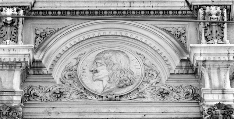 Façade sur la rue Constantine, travée 6 (en comptant depuis la gauche), portrait de Jacques Stella.