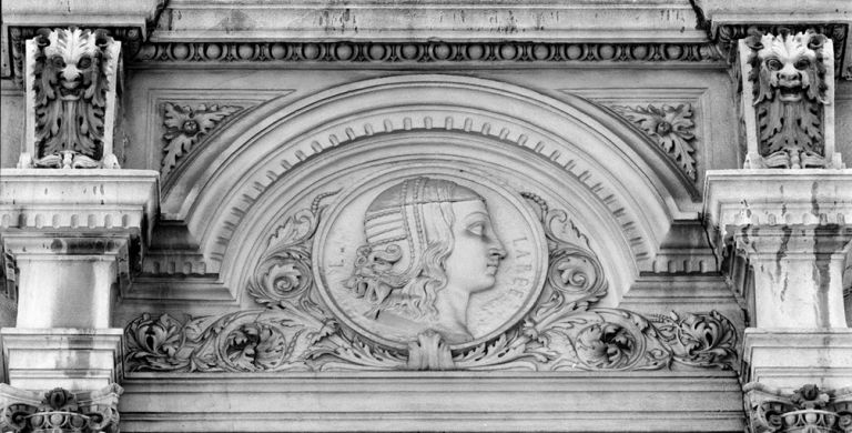 Façade sur la rue Constantine, travée 3 (en comptant depuis la gauche), portrait de Louise Labé.