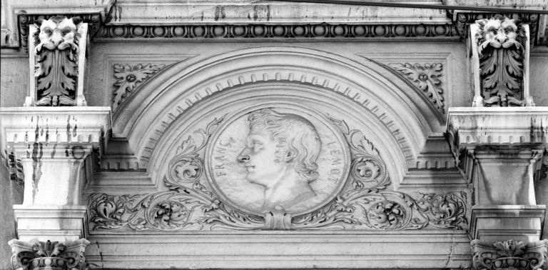 Façade sur la rue Constantine, travée 2 (en comptant depuis la gauche), portrait de François Frédéric Lemot.