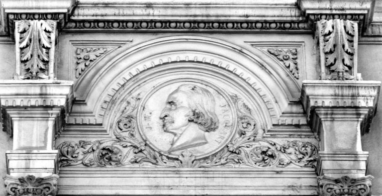 Façade sur la rue Paul-Chenavard, travée 4 (en comptant depuis la gauche), portrait de Joseph Marie Jacquard.