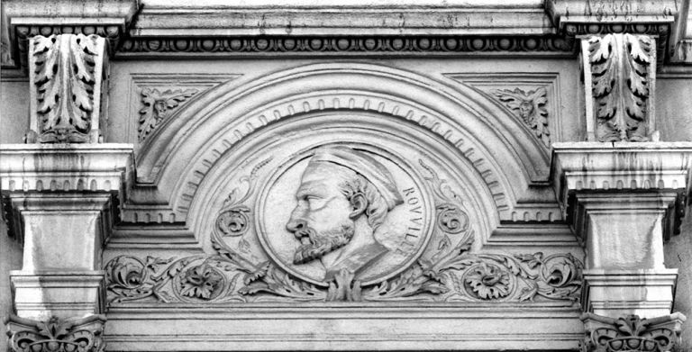 Façade sur la rue Paul-Chenavard, travée 2 (en comptant depuis la gauche), portrait de Guillaume Rouville.