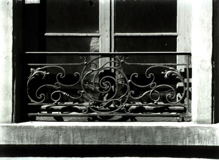 10, rue Saint-Côme [8, rue Chavanne]. Balcon [garde-corps] du premier étage, photogr. par Jules Sylvestre, ca 1900.