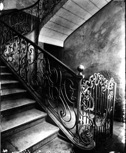 8, Rue Saint-Côme [actuellement Chavanne]. Rampe d'escalier en fer forgé, photogr. par Jules Sylvestre, ca 1900.