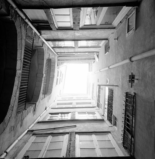 Cour, vue générale par-dessous.