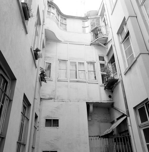 Cour, élévation des anciennes coursières.