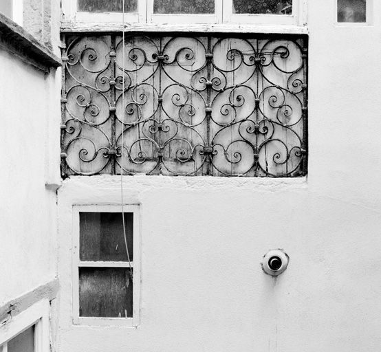 Anciennes coursières en fond de cour, détail du garde-corps du 4e niveau.