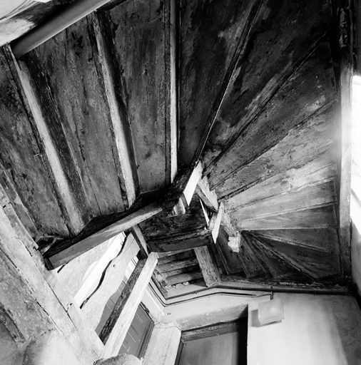 Petit escalier en bois desservant la pièce au sommet du pavillon de l'escalier.