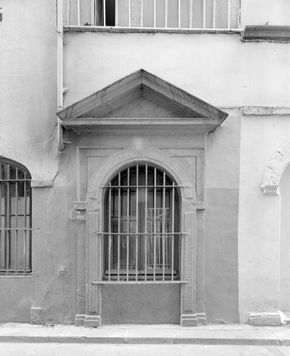 Ancienne maison A la pomme de pin, portail de la cour II sur la rue Pléney.