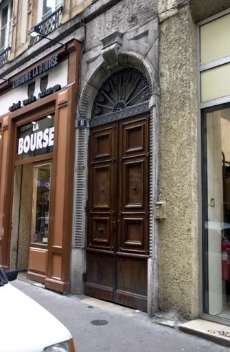 Bâtiment 1, façade sur la rue Lanterne, porte.