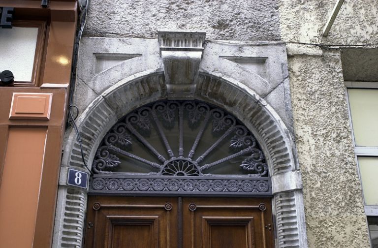 Bâtiment 1, façade sur la rue Lanterne, porte, détail du tympan de ferronnerie.