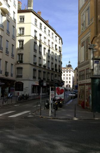 Perspective de la rue de la Platière depuis le quai de la Pêcherie.