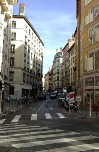 Vue générale de l'espace de l'ancienne place depuis le quai de la Pêcherie.