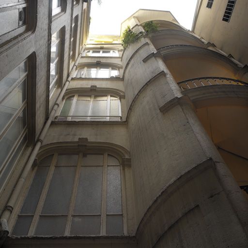 Cour, élévation de la cage d'escalier et des galeries.