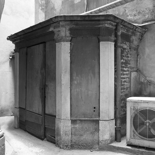 Cour, loge de concierge.