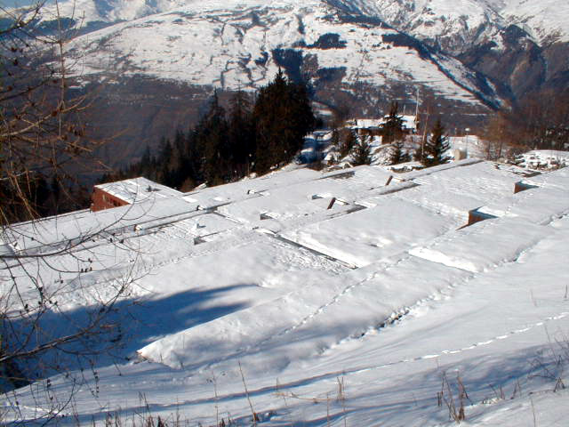 Vue d'ensemble depuis le nord-est sous la neige.