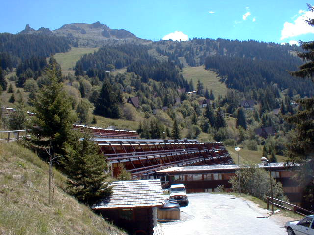 Vue d'ensemble depuis le sud-est. Accès des immeubles C2 et C5.