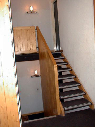 Escalier en demi-niveau distribuant chaque studio.