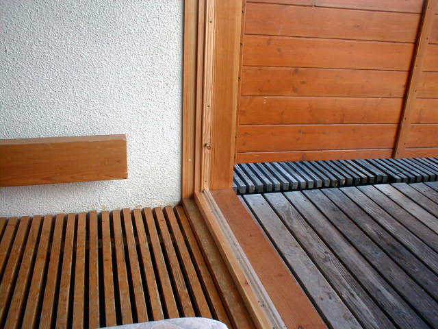 La banquette balcon et la terrasse en prolongement.