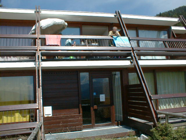 Vue de l'entrée et d'une terrasse.