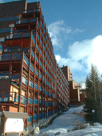La façade ouest depuis le nord.