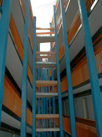 Les rampes d'accès aux logements.