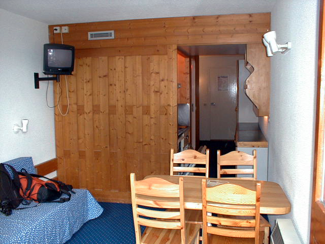 Intérieur d'un appartement : le séjour et la cloison coulissante.